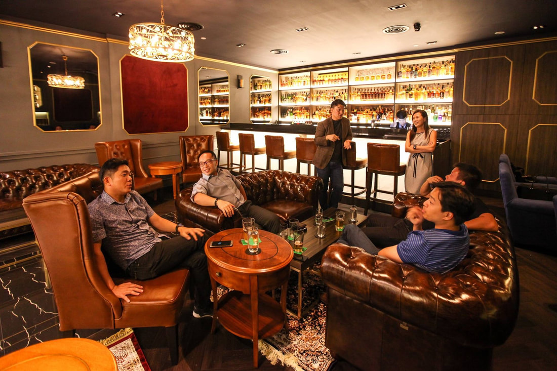 Chesterield Sofa Whisky Bar The Writing Club Palais Renaissance